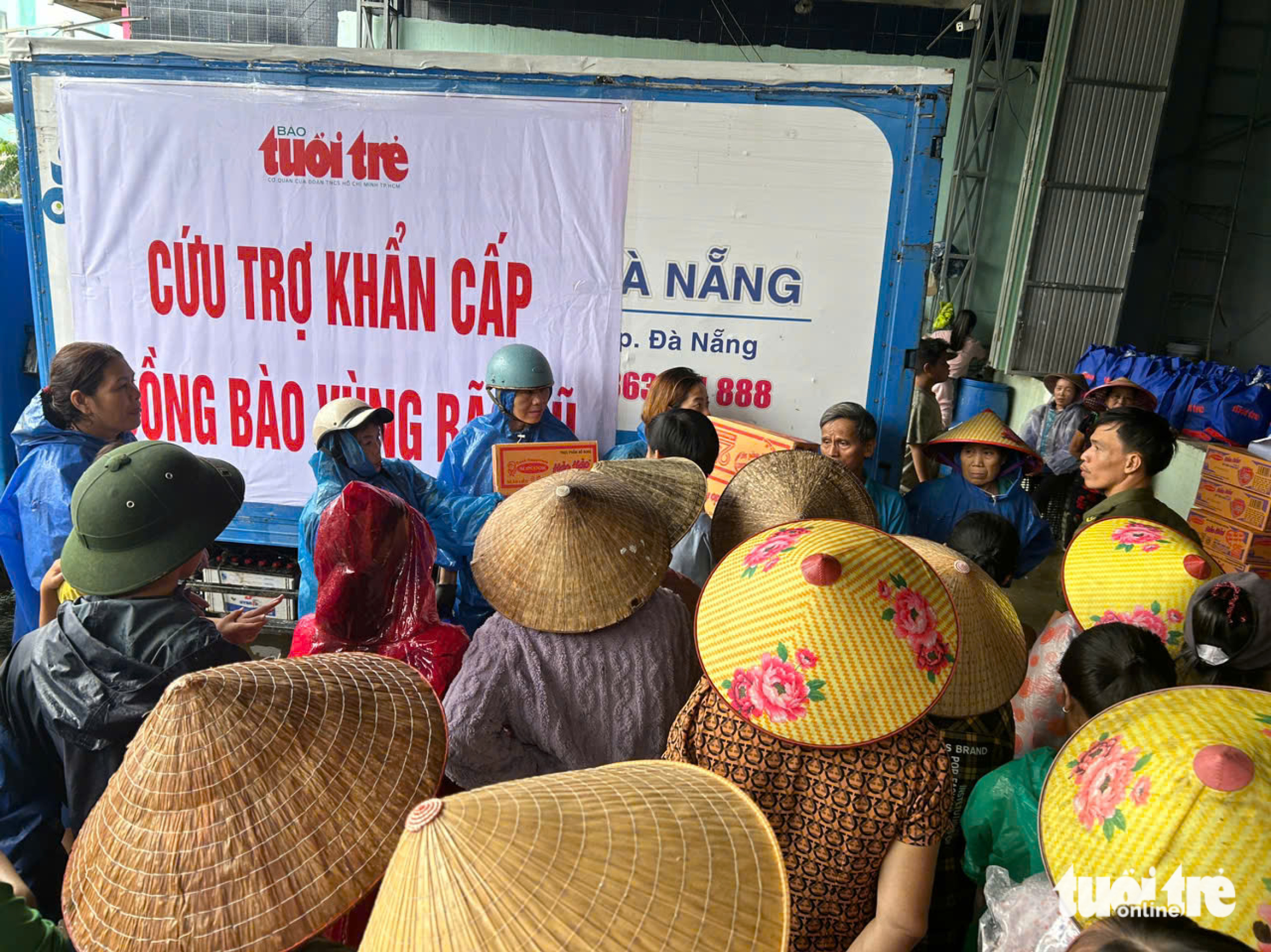 越过山体滑坡,青年报在顺化河上游洪灾中心区进行救援